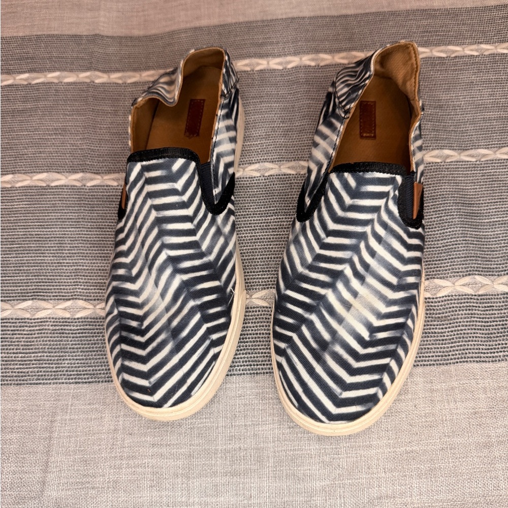 OluKai Pehuea Slip On Shoes Women 10 Convertible Heel Blue Pattern
